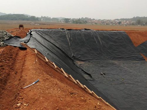 陜西某人工湖土工膜施工現場